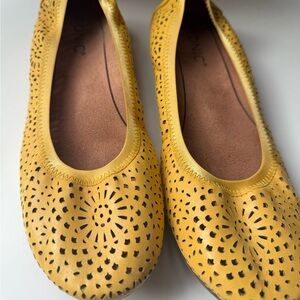 Vionic Women's Sunflower Yellow Perforated Flats 7.5